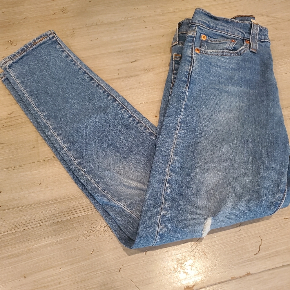 LEVI'S wedgie skinny size 25, button front, distressed